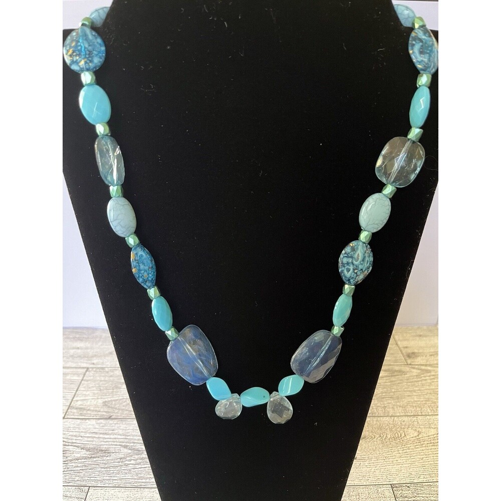 Shades of Blue Single Strand Plastic Beaded Necklace Fashion Costume Jewelry